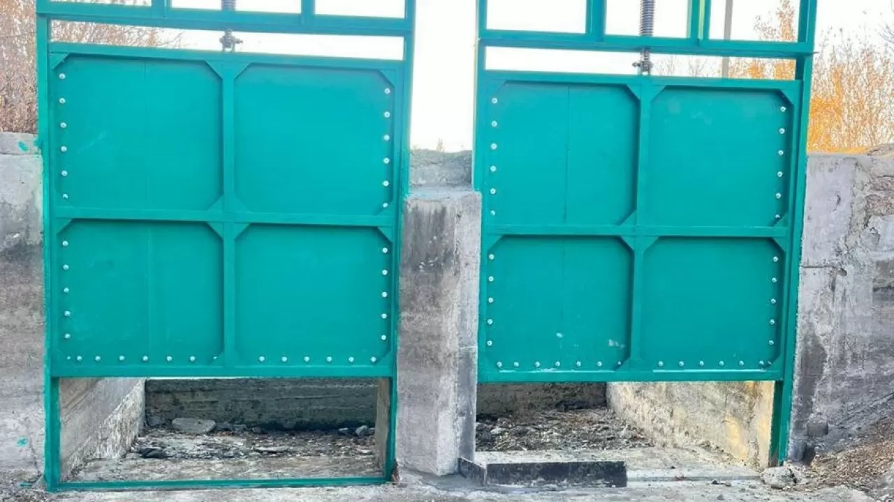 На одном из водохранилищ ремонтируют шлюзы в Карагандинской области 