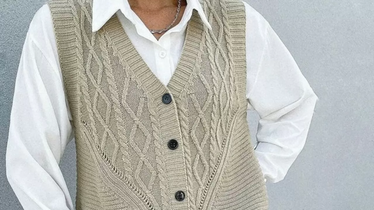 В моду вернулись вязаные жилеты 