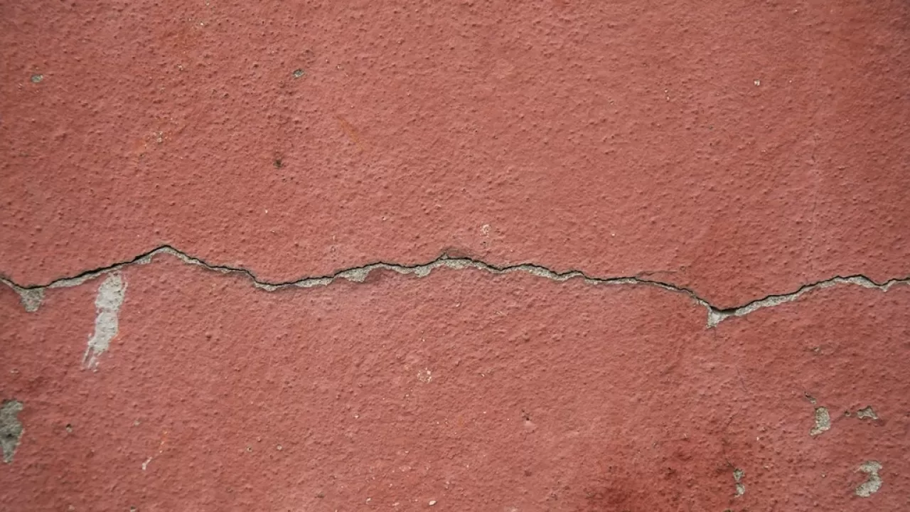 Школы, дома и детсады покрылись трещинами после землетрясения в Кыргызстане 