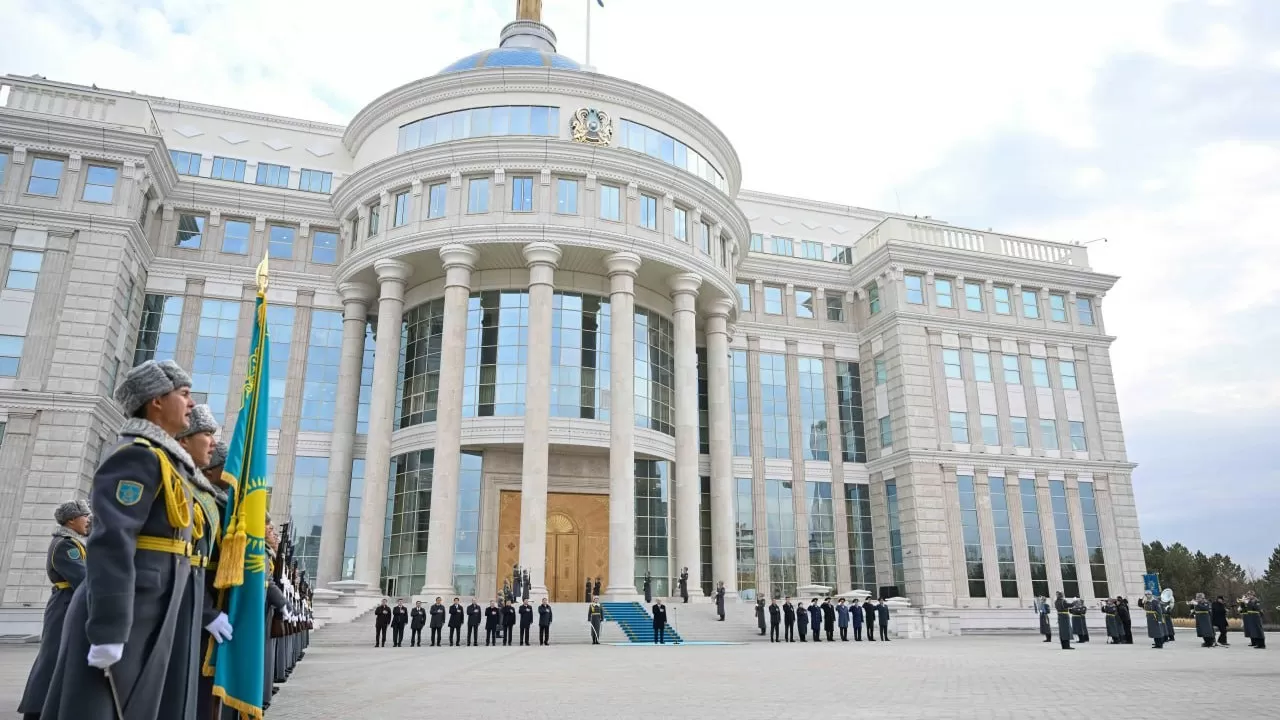 Акорда показала красивую церемонию поднятия госфлага с участием Токаева