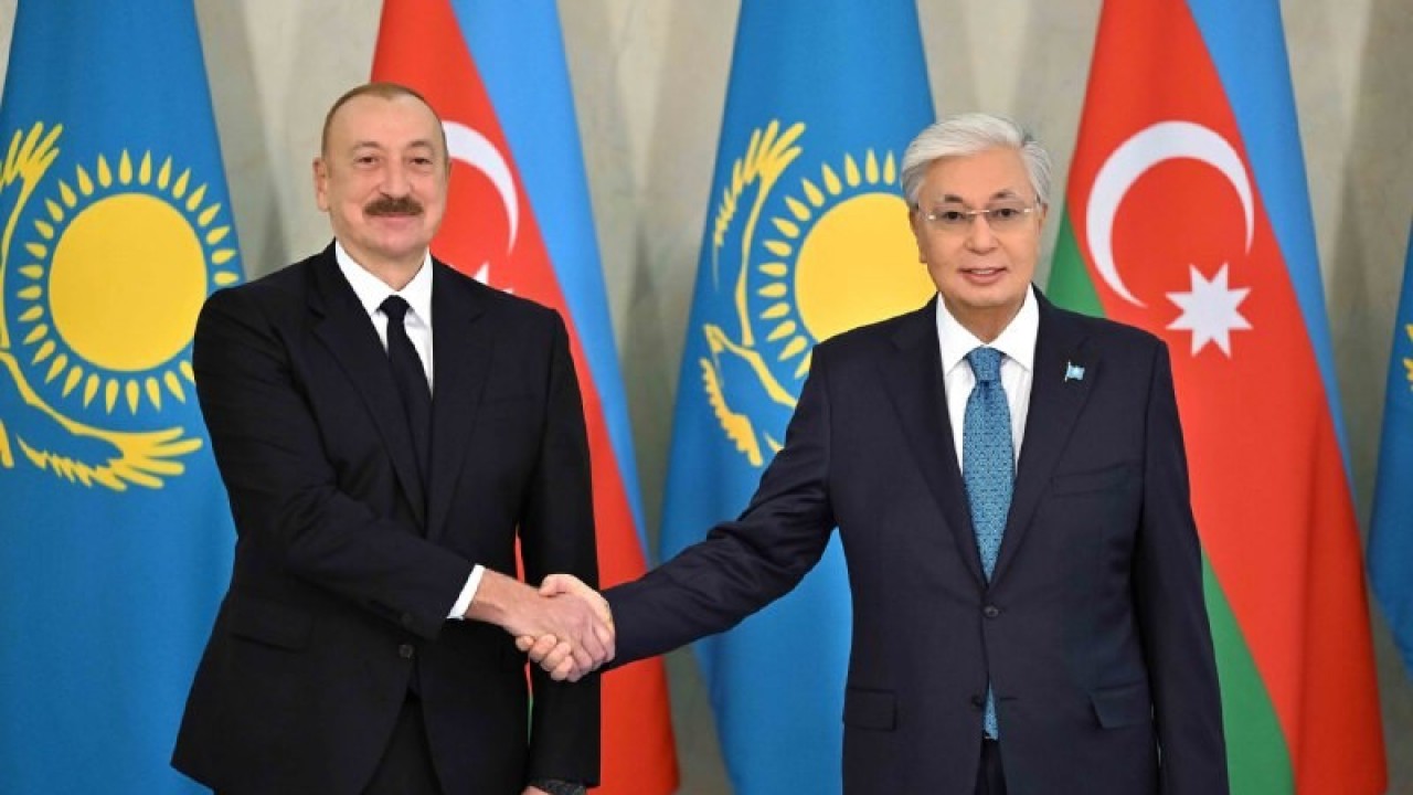 Шұлық пен өкшелі хатшымен