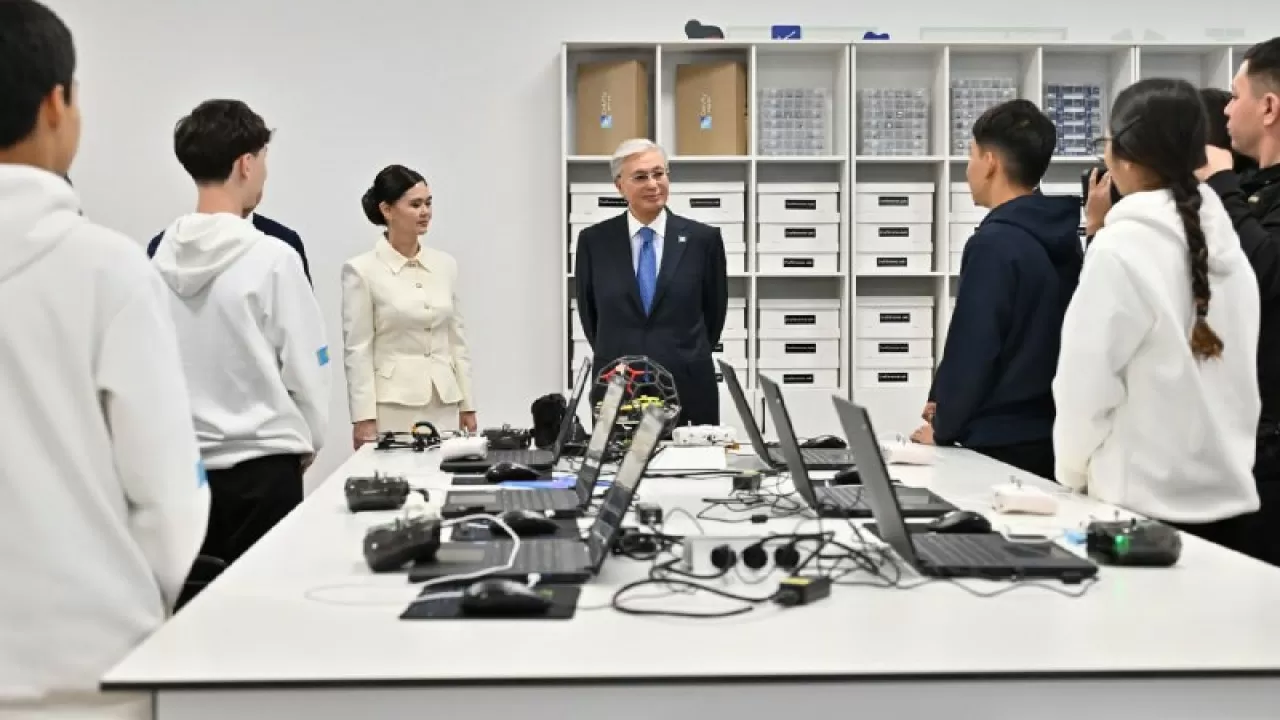 Токаев побывал в творческо-инновационной академии для детей и подростков