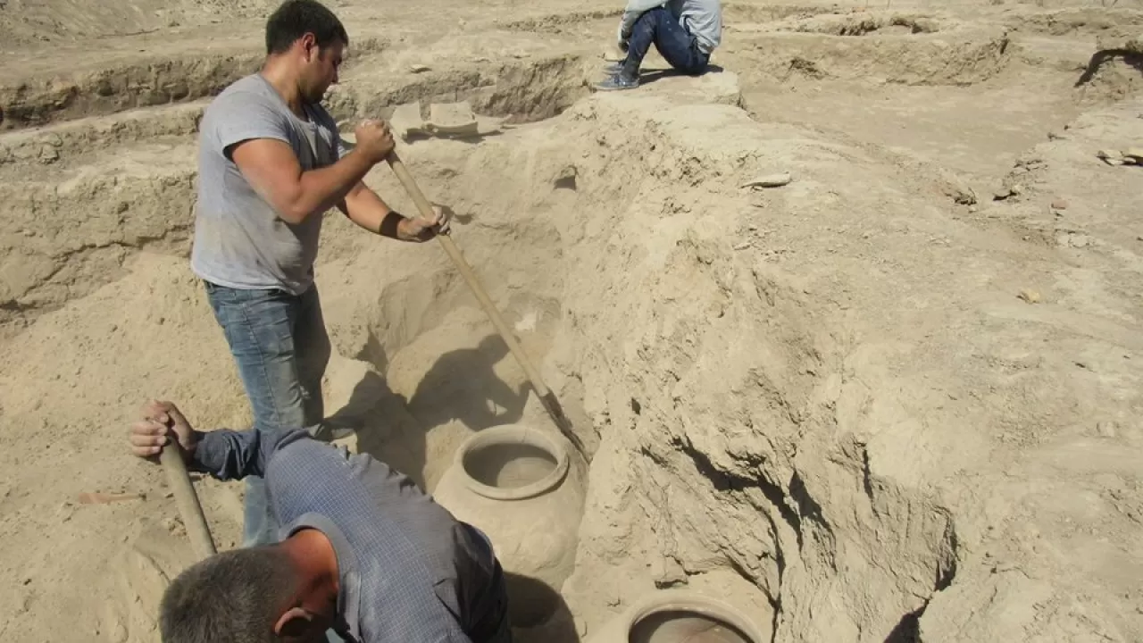 Археологиялық және реставрациялық жұмыстарға бір ғана лицензия беріліп келген