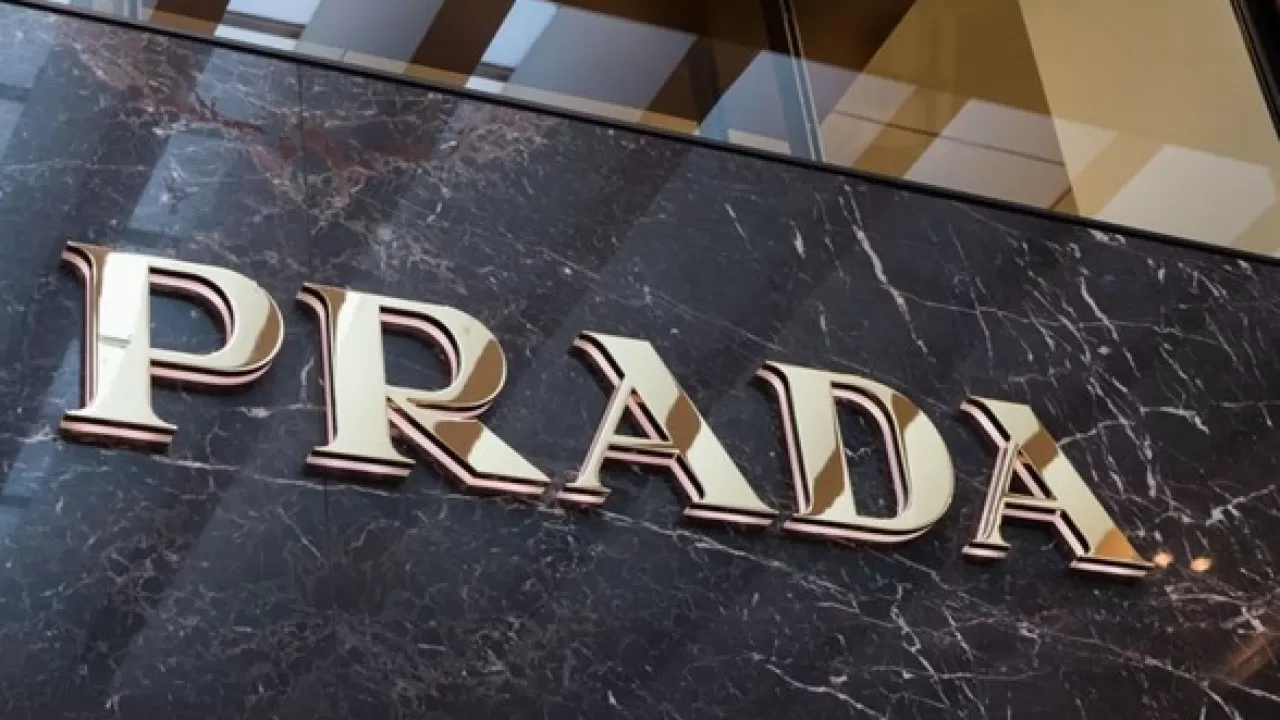 Prada поглотит дом моды Versace: названа сумма сделки 