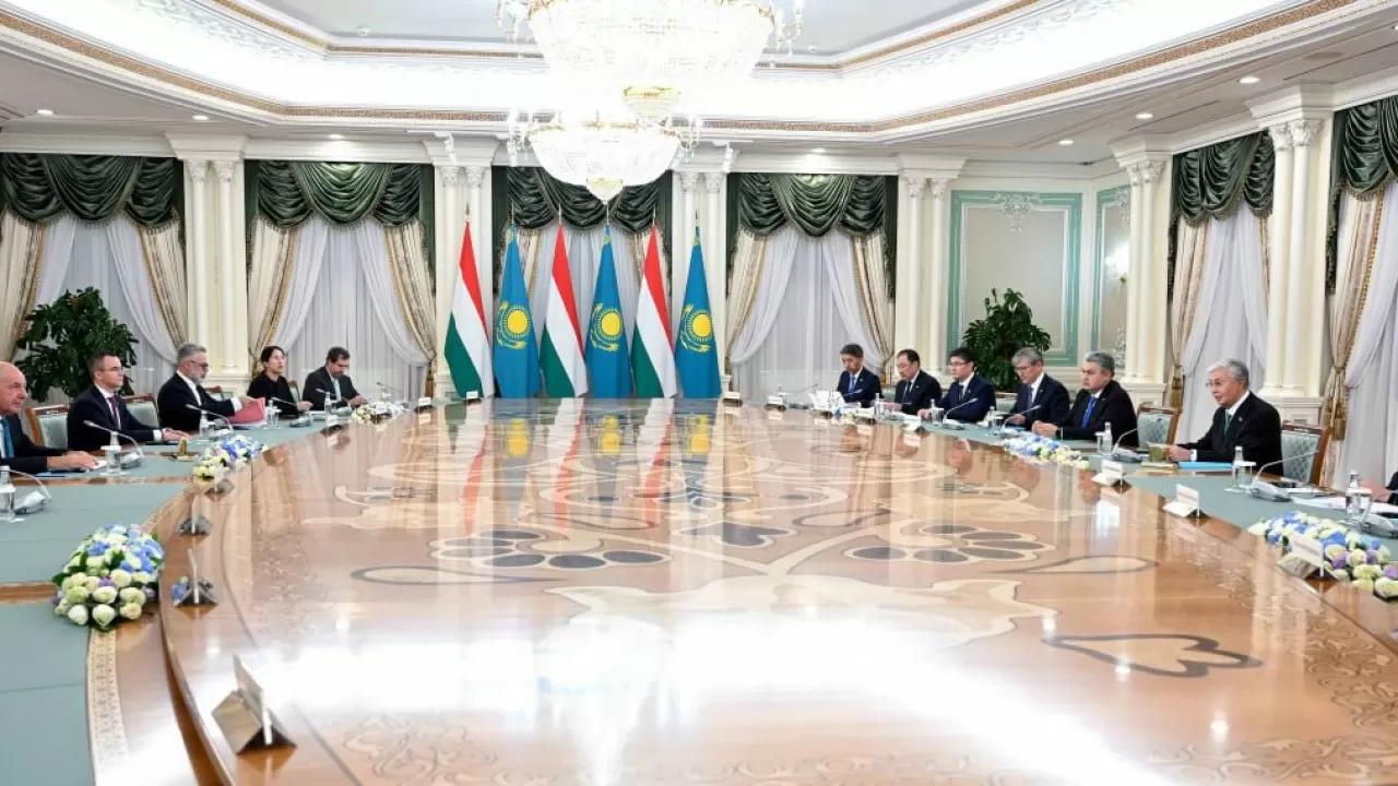 Токаев сообщил о готовности казахстанских вузов принять венгерских студентов