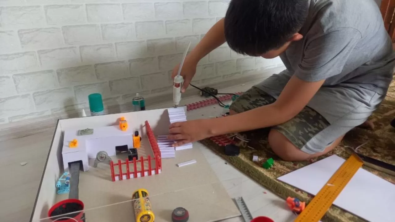 Ақтөбелік оқушы қалдықтардан құрылыс материалын өндіретін зауыт жобасын ұсынды