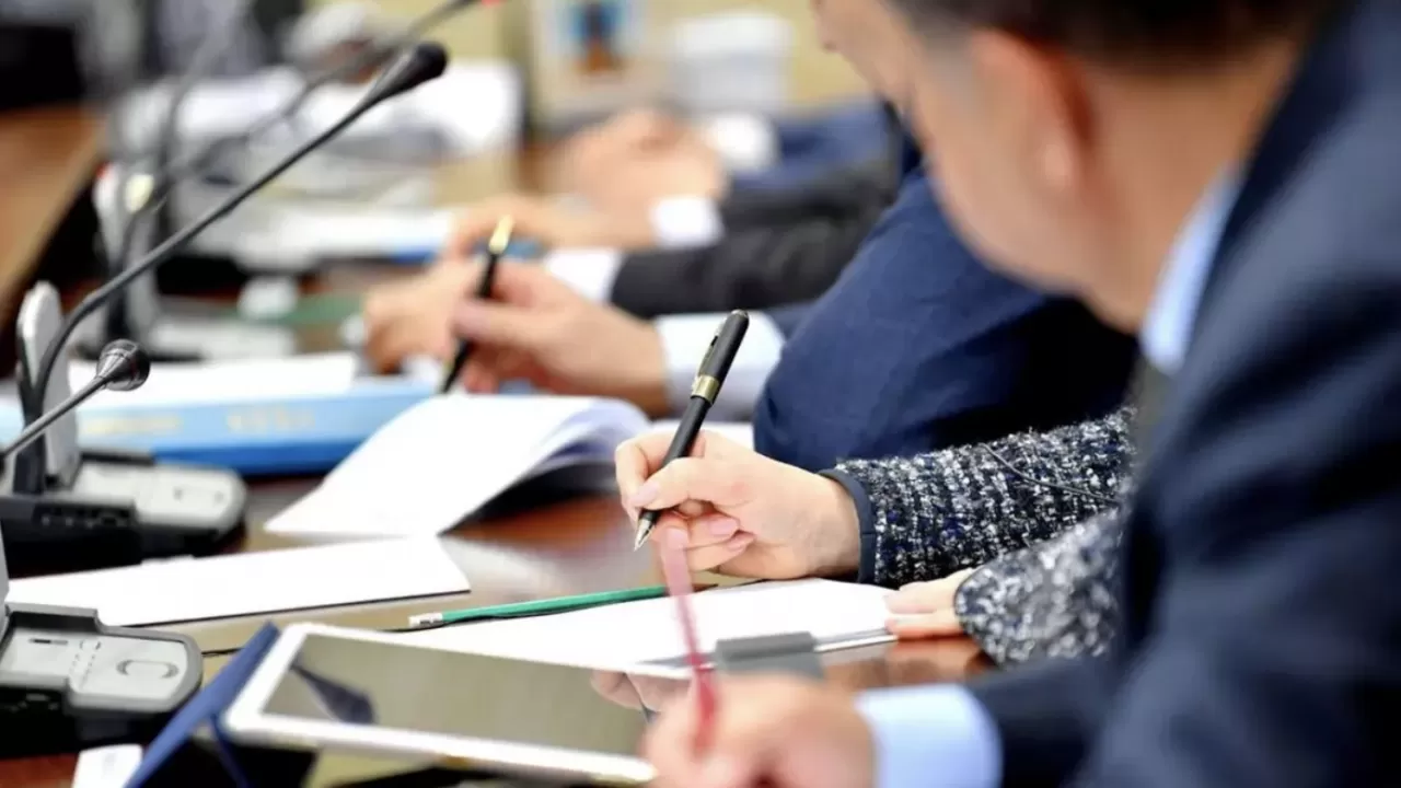 Мәжіліс депутаттары алимент өндіріп алуға қатысты заң жобасын қарайды