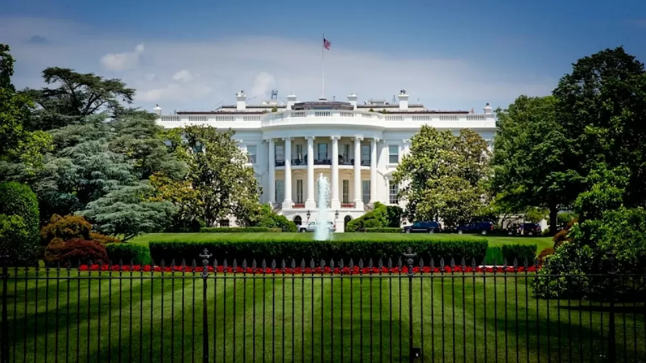 В США начались массовые увольнения из-за шатдауна 