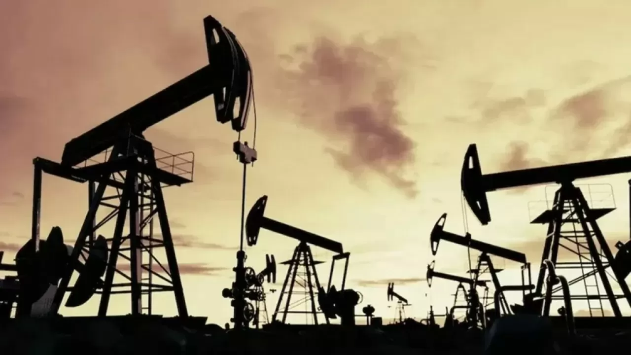 Цены на нефть взлетели после санкций США против "Роснефти" и "Лукойла"