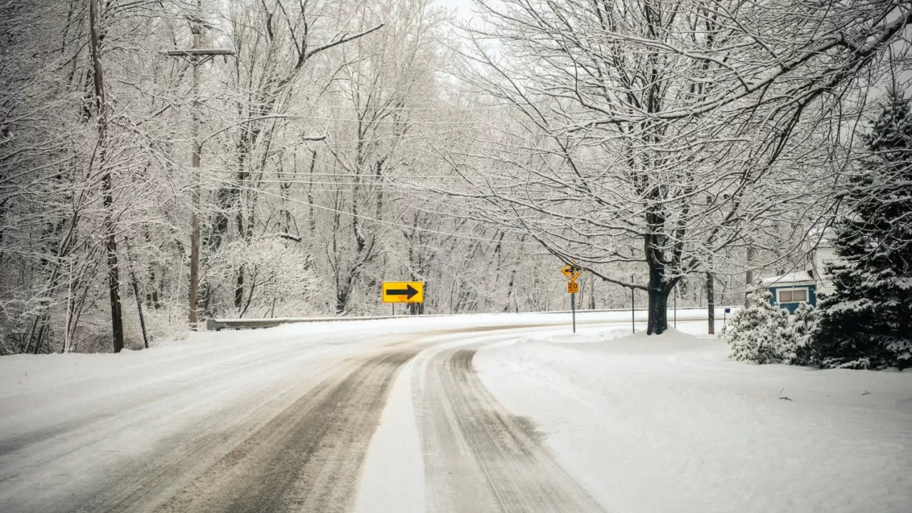 Водителей трех областей Казахстана предупредили об опасности на дорогах