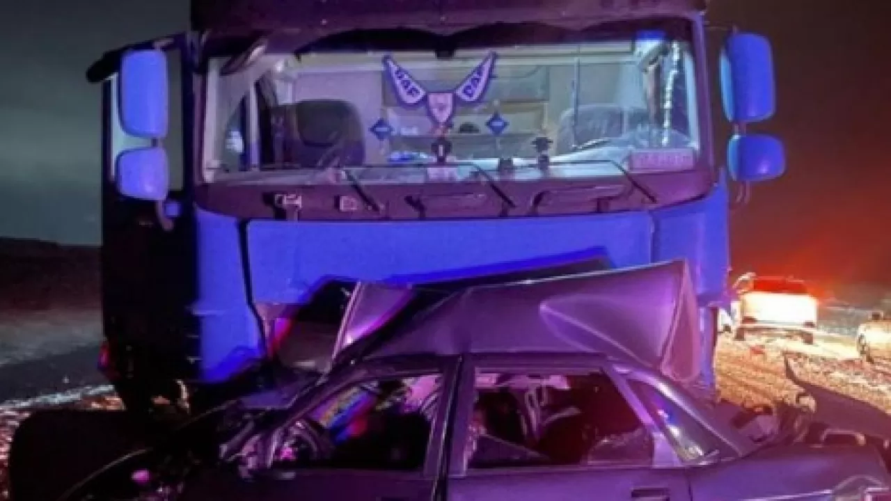 Павлодар облысында жүк көлігі мен жеңіл көлік соқтығысып, екі адам мерт болды