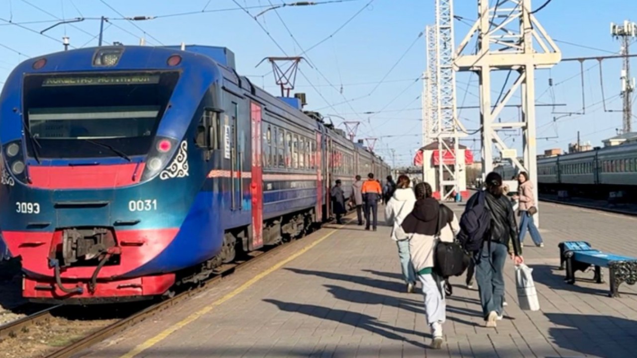 Ер адам сиық фотосын сорып жатыр