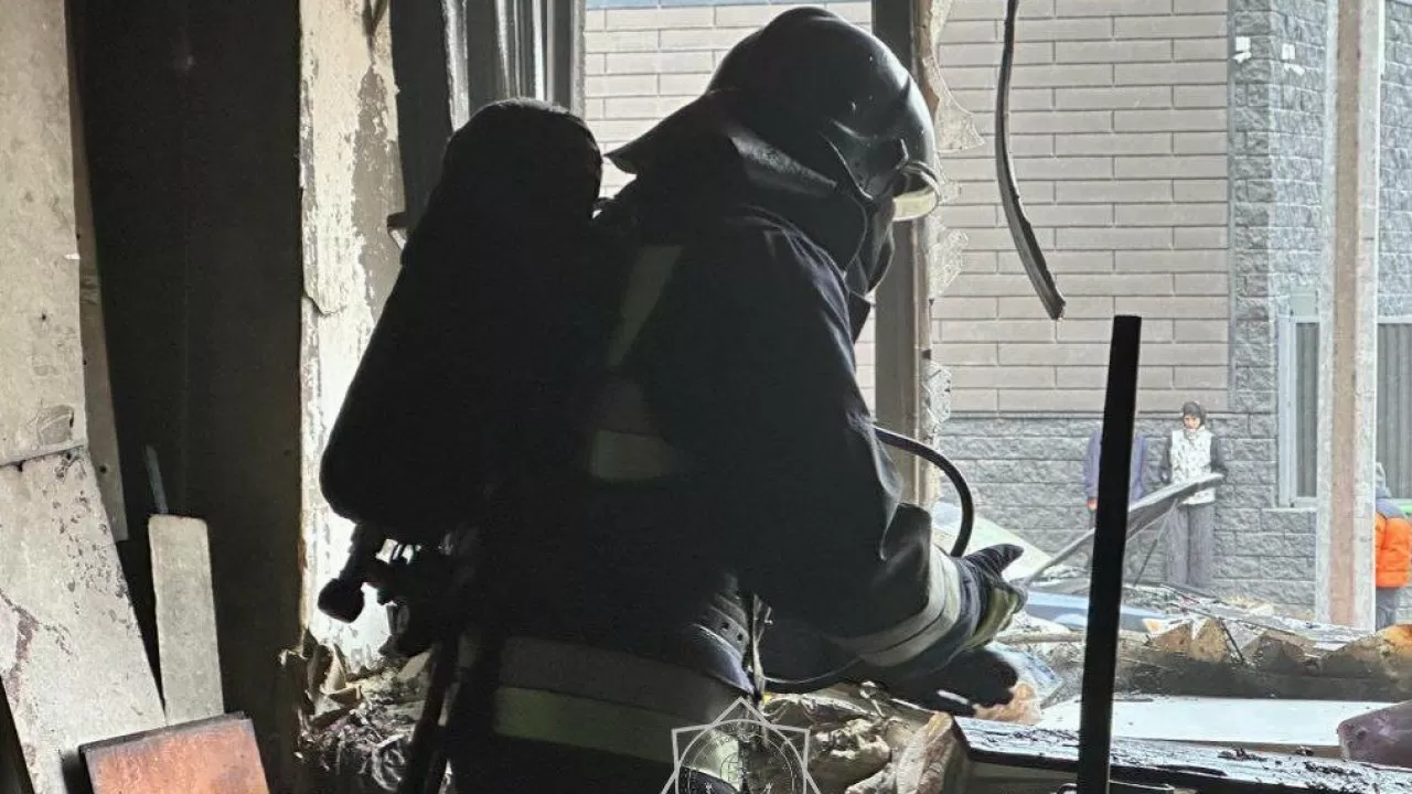 33 человека спасли пожарные из горящего дома в Караганде