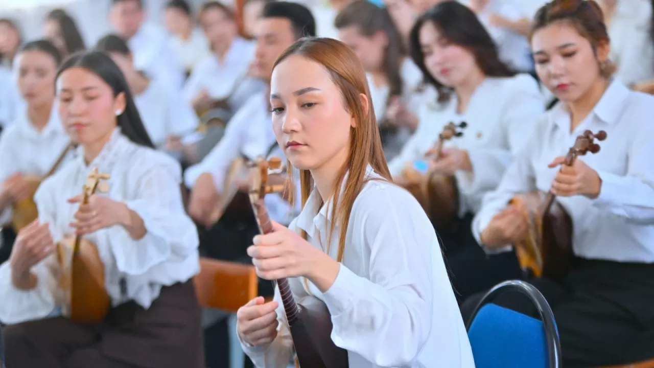 Масштабный дебют: 100 студентов и преподавателей Zhanibekov University исполнили кюй Курмангазы