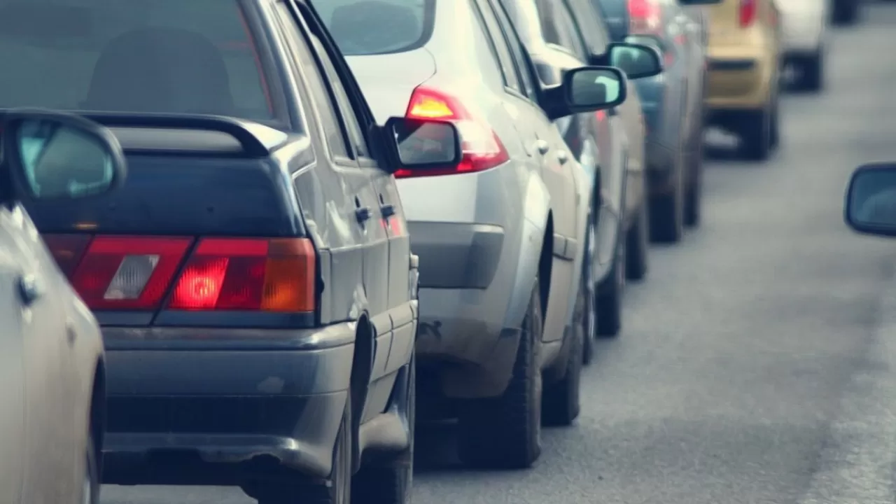 Минус час жизни ежедневно: сколько времени казахстанцы тратят в пробках