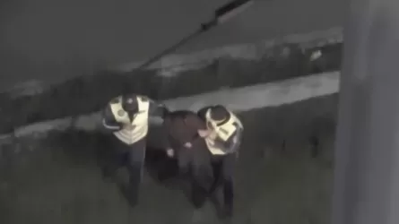 Көкшетауда мас жүргізуші полициядан қашып, қоршауға соғылды