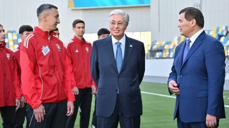 Токаев оставил автограф на мяче футболистам "Кайсара"