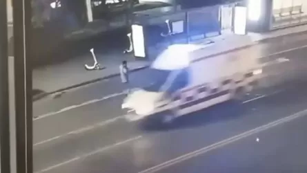 Астанада жедел жәрдем көлігінің әйнегін сындырған ер адам қамалды