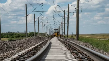 Семейде құлаққаппен телефонға қарап келе жатқан жігітті пойыз қақты