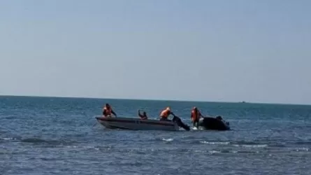 Мужчину с перевернутой лодки спасли в Каспийском море 
