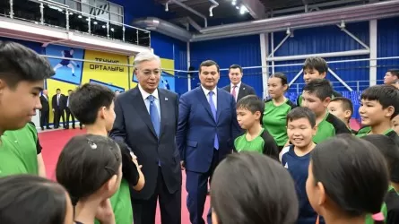 Токаев пожелал успехов юным теннисистам