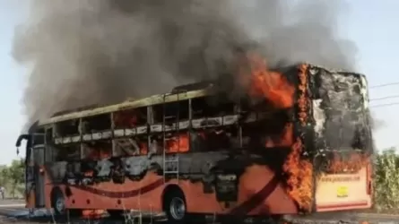 «Көбі ұйықтап жатқан»: Үндістанда автобустағы өрттен 20 адам тірідей жанып кетті