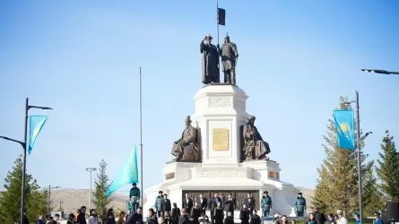 В Усть-Каменогорске состоялась церемония поднятия государственного флага в честь Дня Республики 