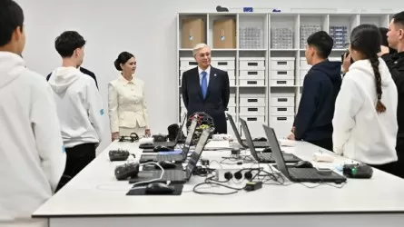 Токаев побывал в творческо-инновационной академии для детей и подростков