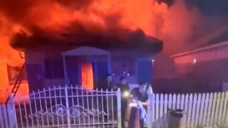  Прыжок из огня: в Талдыкоргане полицейский спас человека с горящей крыши 