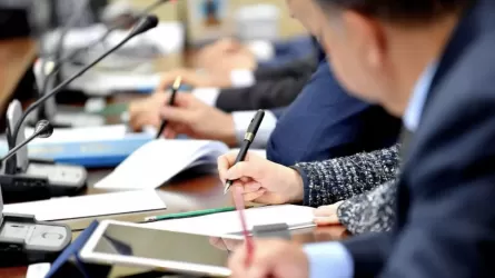 Мәжіліс депутаттары алимент өндіріп алуға қатысты заң жобасын қарайды