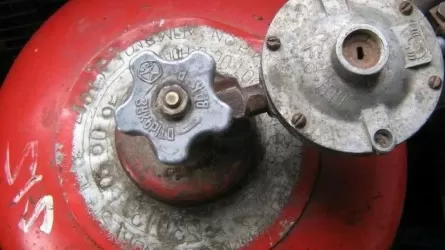 9 газовых баллонов вынесли из горящей столовой в Караганде