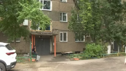 Павлодарда балаларын терезеден лақтырған ананың ісі сотқа түсті