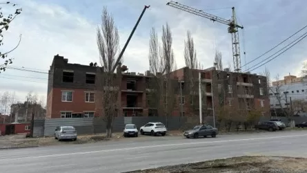 В Костанае власти не могут остановить незаконное строительство жилого дома