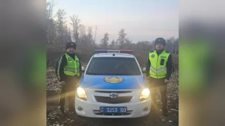 Патрульные спасли водителя и детей в Бурабае 