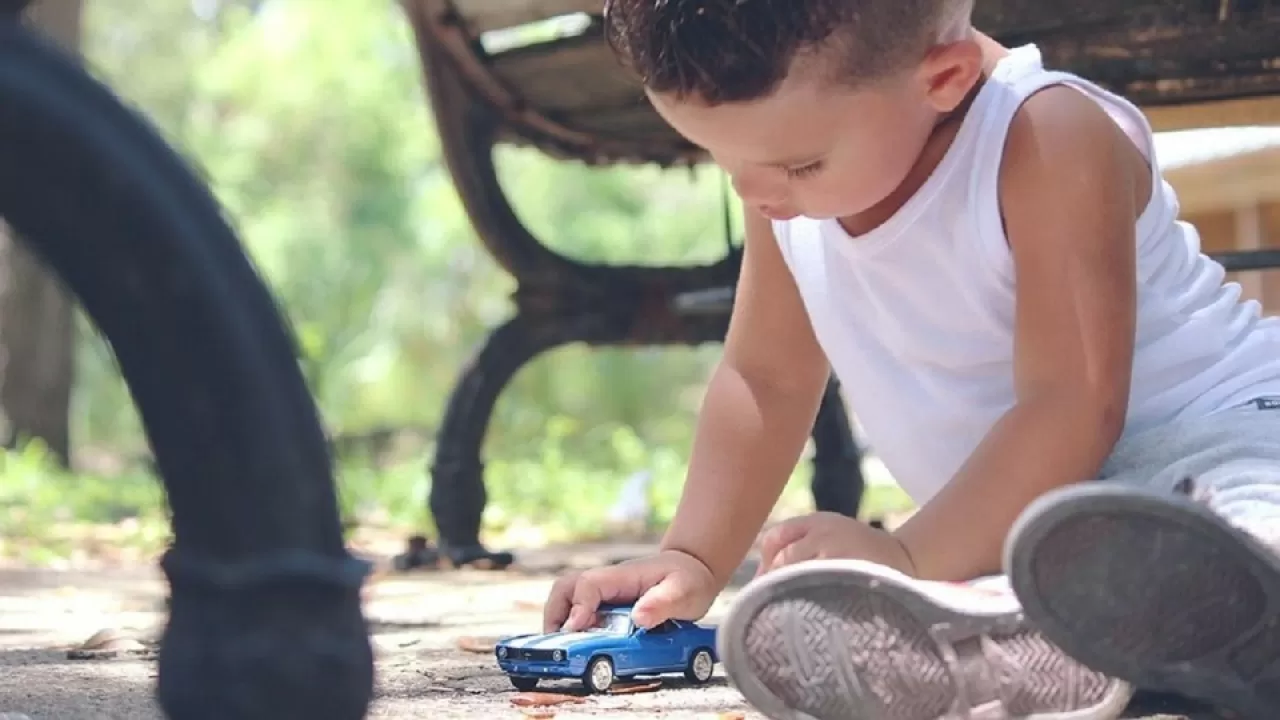 Каждый седьмой казахстанец не может уделить время своим детям из-за работы 