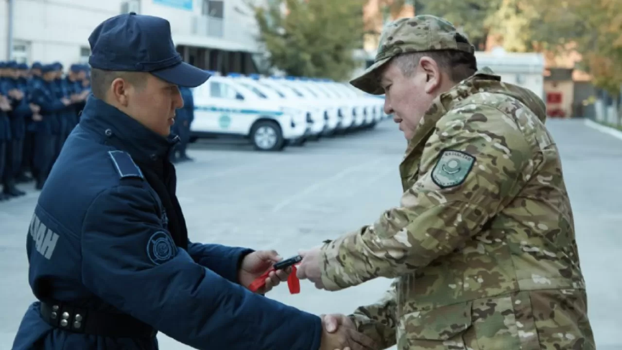 Республика күні қарсаңында Алматыда Ұлттық ұлан жаңа қызметтік автокөліктер алды
