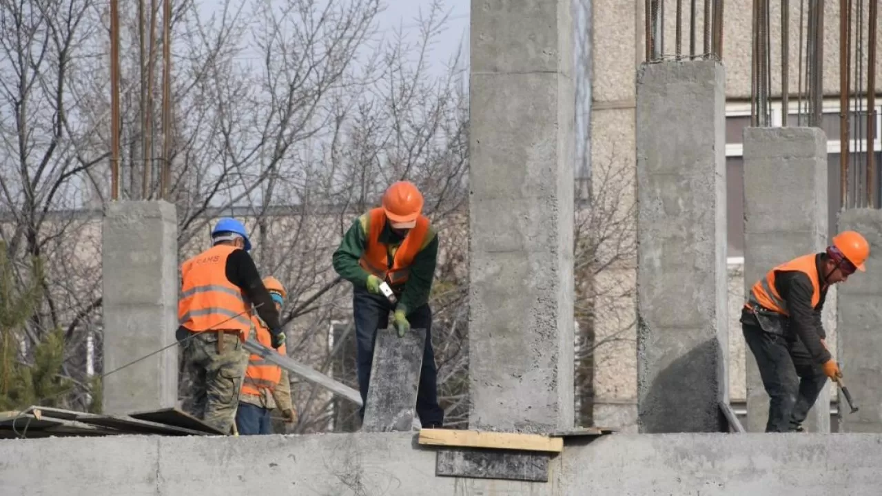 В Алматы целый ряд подрядчиков лишили строительных лицензий 