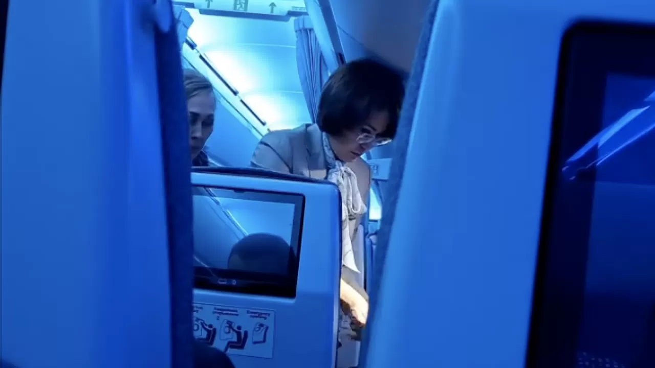 "Дәрігермін": Ақмарал Әлназарова ұшақта есінен танып қалған қызға көмек қолын созды