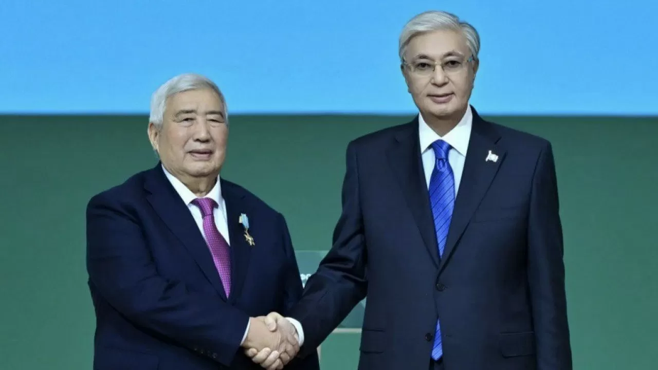 Аманғос Төлеуовке "Қазақстанның Еңбек Ері" атағы берілді