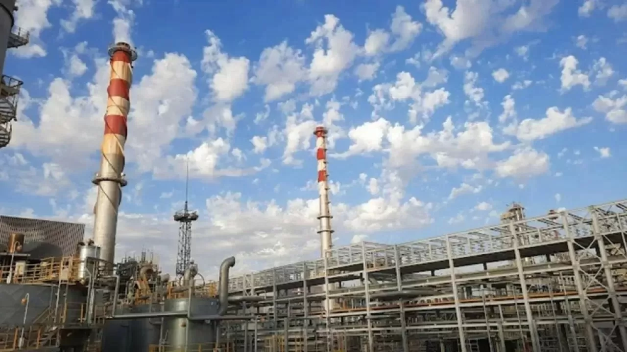 Два человека погибли на НПЗ Шымкента: задержали подозреваемых 