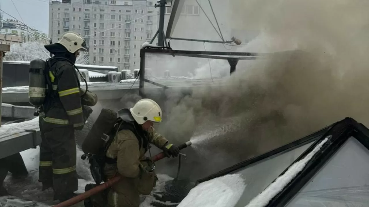 Крупный пожар в административном здании тушат в Алматы   