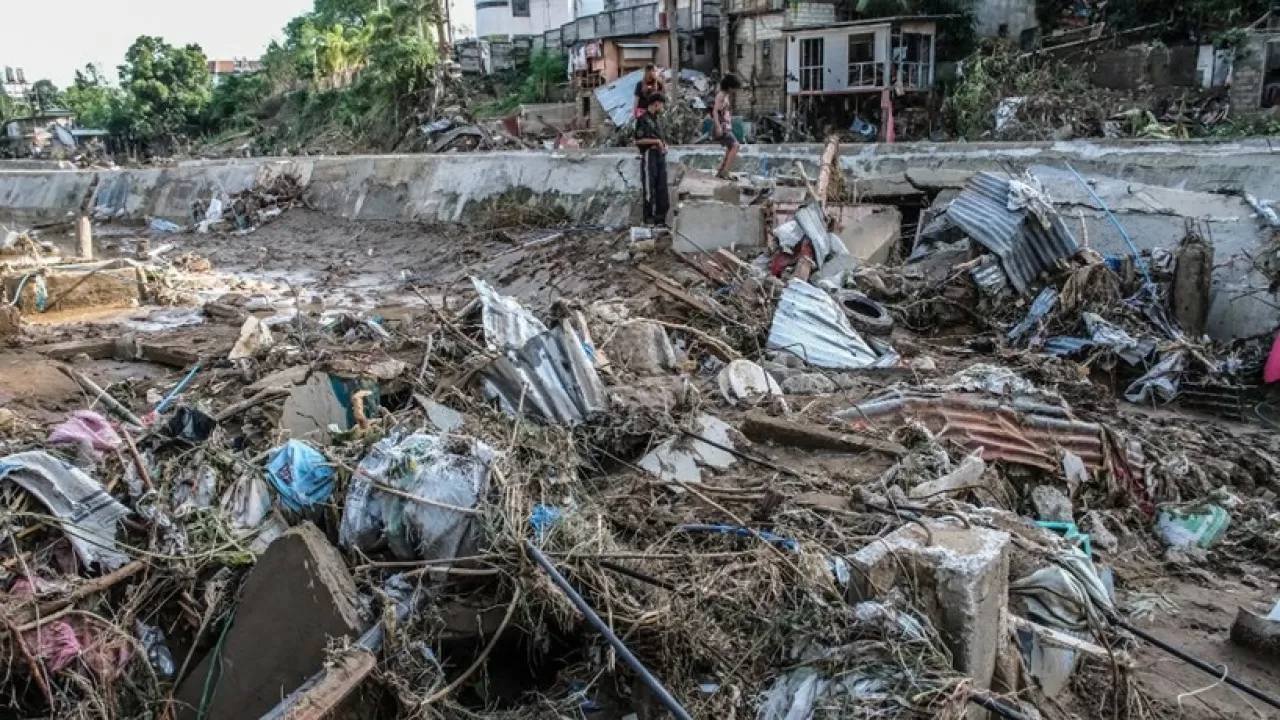 Филиппины объявили состояние национальной катастрофы из-за тайфуна "Калмаэги" 