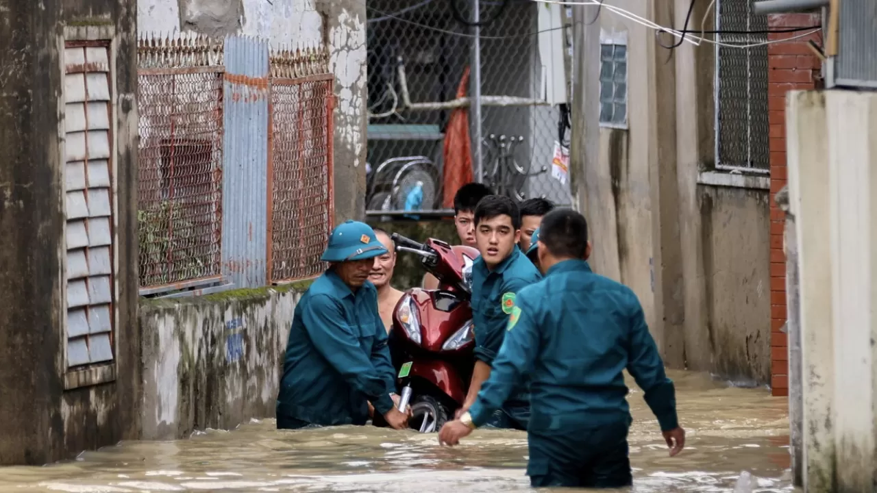 Вьетнамда нөсер жаңбыр мен су тасқынынан 40-тан астам адам қаза тапты
