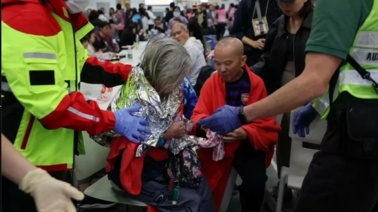 Число жертв крупного пожара в Гонконге продолжает расти: задержаны три человека 