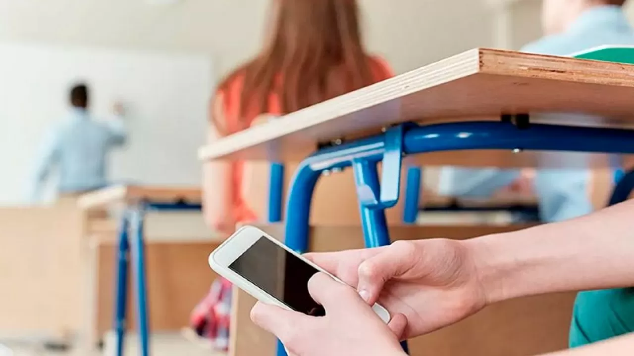 "Балалар TikTok-та 5 жастан бастап отырады": Әлеуметтік желілерге тіркелу жасын шектеу ұсынылды