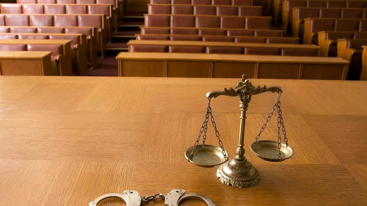 Полицейді бопсалаған астаналық тұрғын 1 жылға сотталды