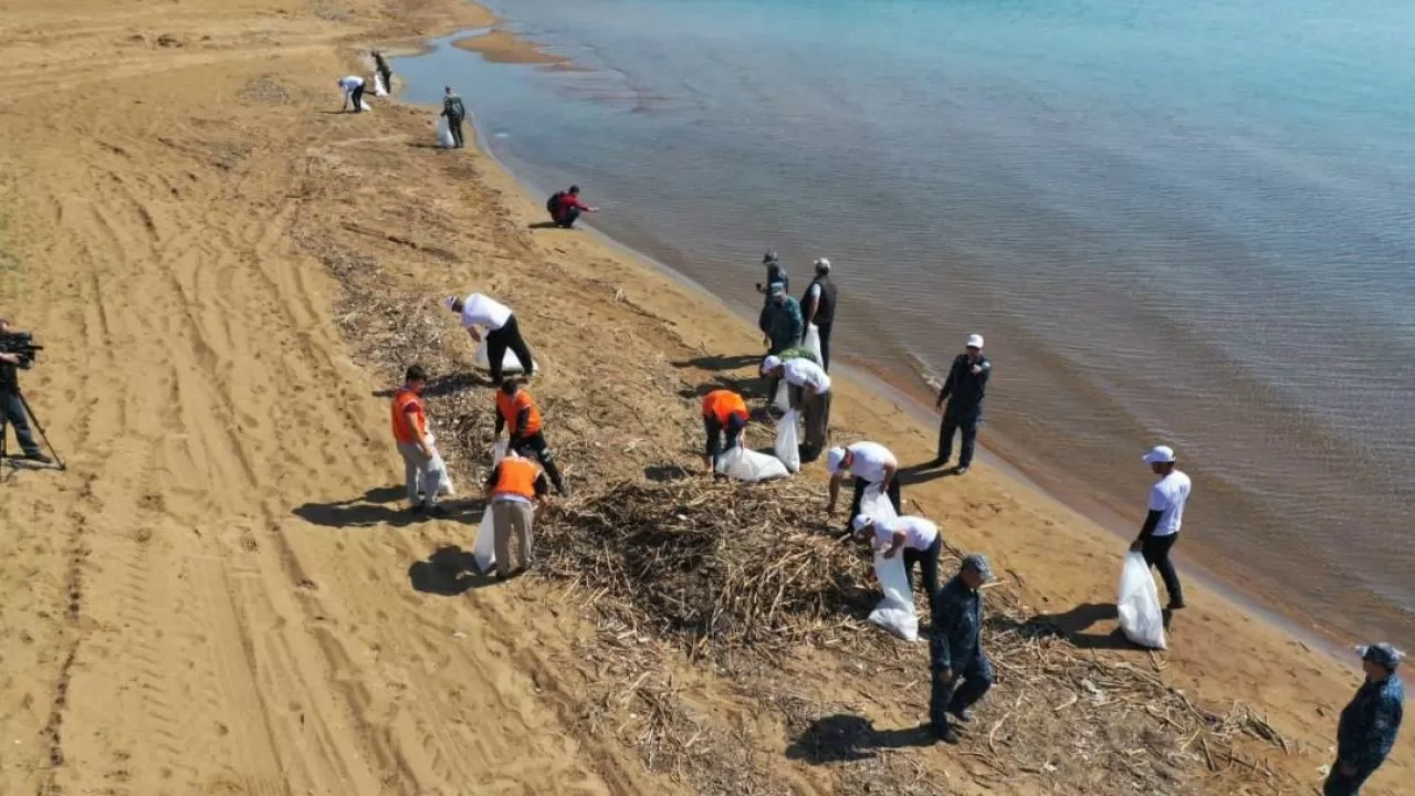 Еліміздегі балық ауланатын су айдындары 60 000 тоннаға жуық қоқыстан тазартылды