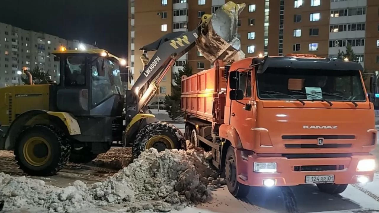 Снежный аврал: Астана бросает на улицы 1220 машин, чтобы спасти город от коллапса