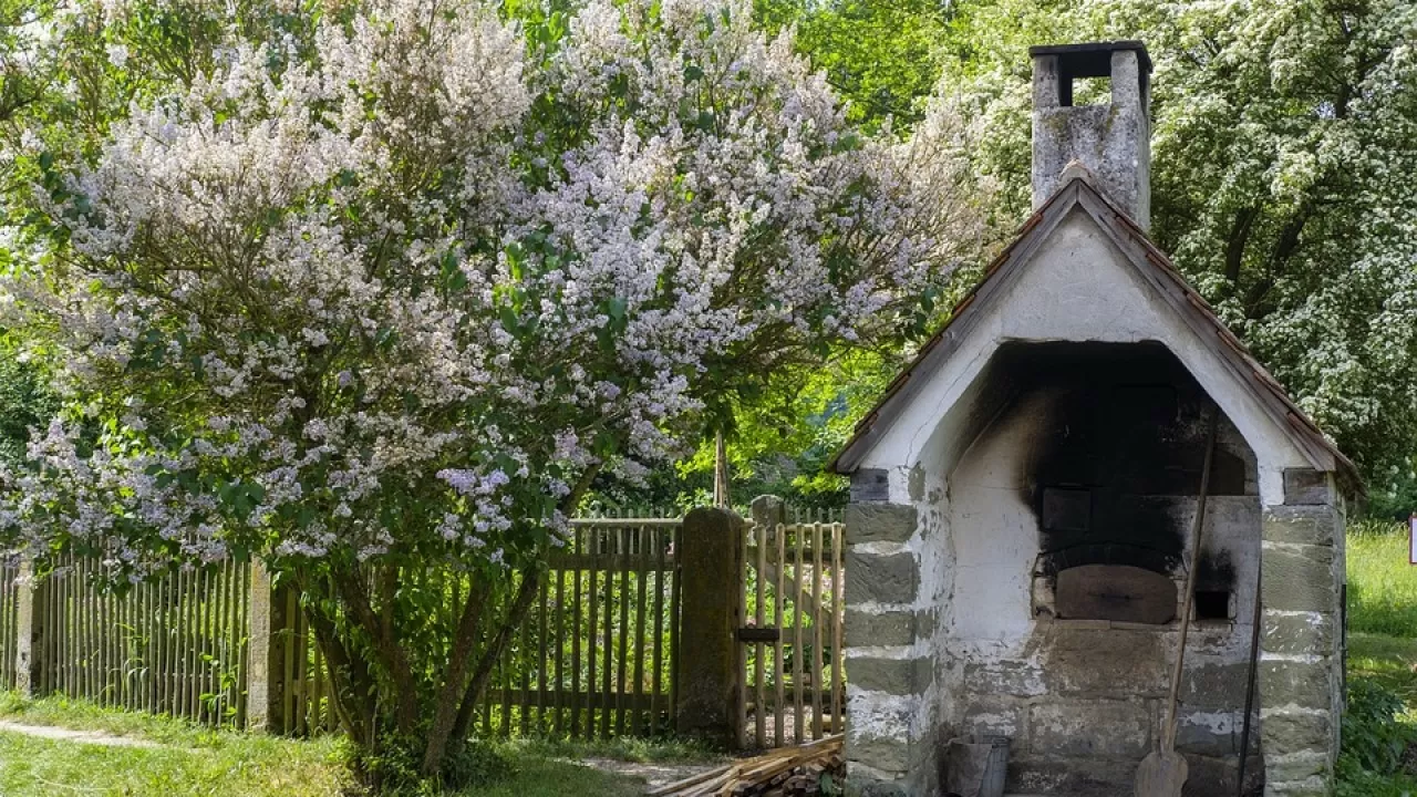 Спасатели выкладывали печи прямо на улице в Талдыкоргане  