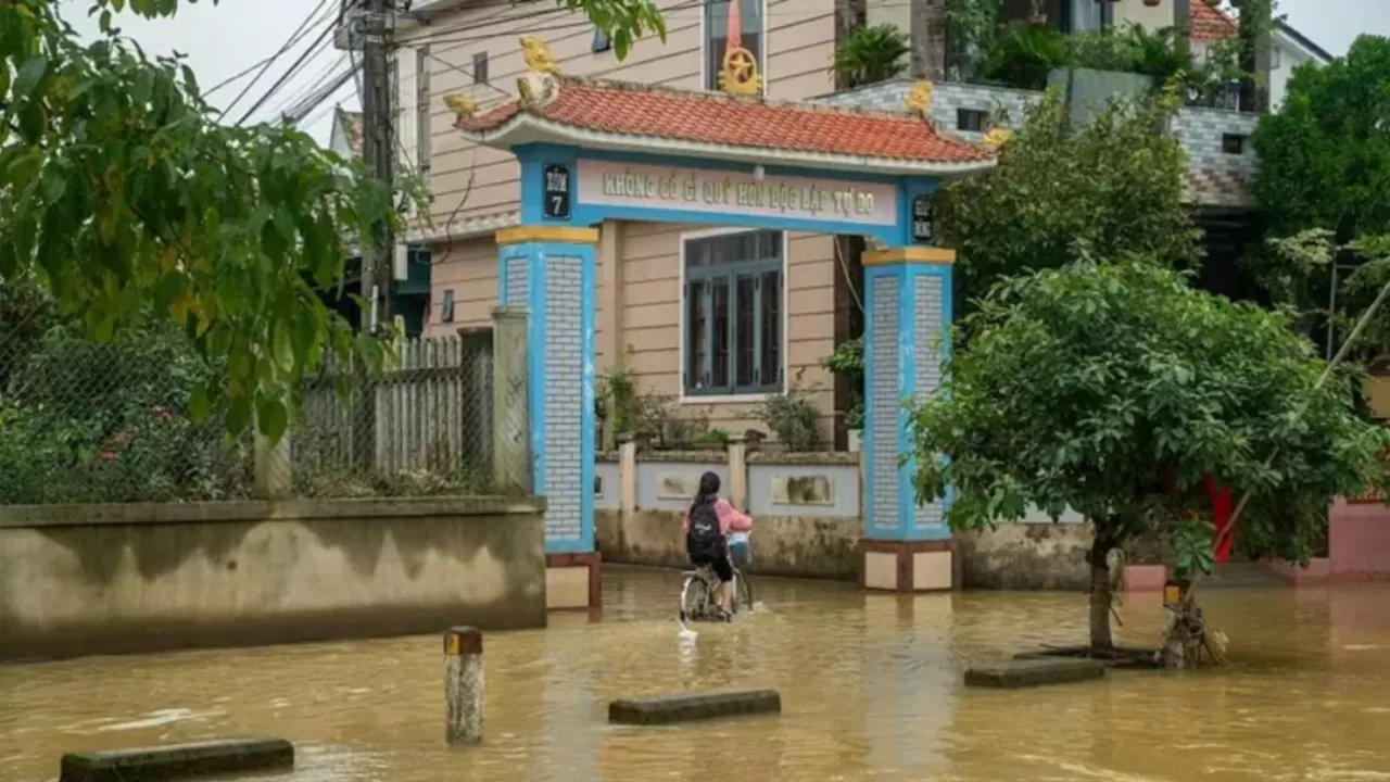 Страшнейшее наводнение во Вьетнаме: число жертв растет 
